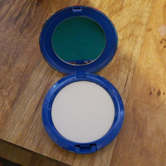 Makeup - Picture 2 of 2